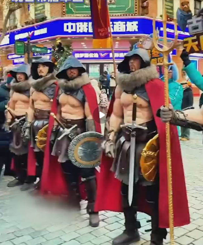 尔滨又摇人了！中央大街现古希腊军团