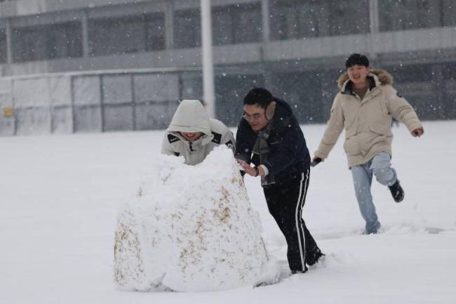 长沙大学生凌晨五点就开始堆雪人了 全民雪地狂欢