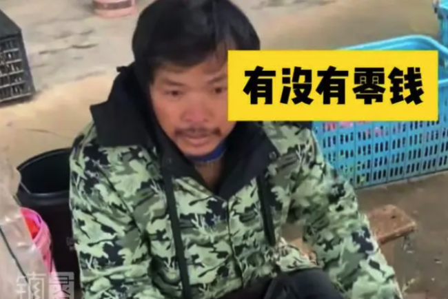 儿子提前回家冒充顾客，买3块钱菜掏100不用找，爸爸抬头破防