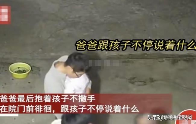 1岁女儿离世爸爸抱着不撒手 一个动作破防