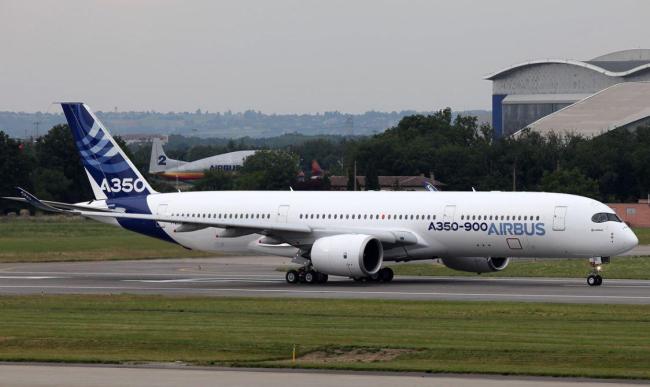 法航一空客a350客机在加拿大机场降落期间机尾触地