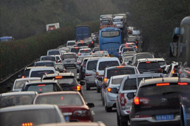 今年春运预计将有72亿人次自驾出行，40天内90亿人次流动