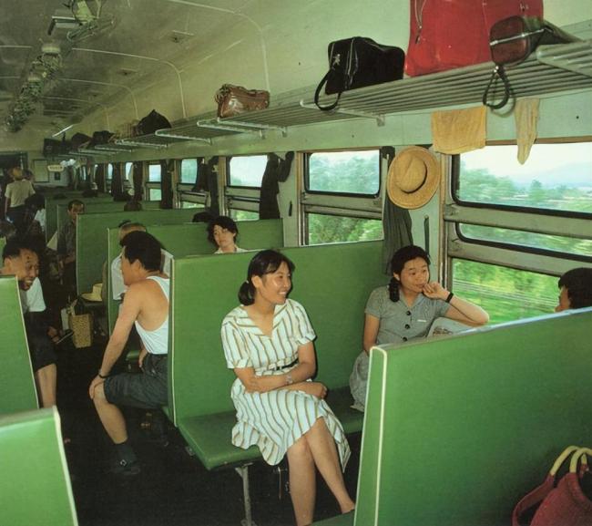 最开始时,绿皮火车在乘坐的过程中人们是随处抽烟的,90年代25型空调车
