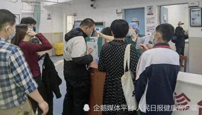 嗓子一肿就吃消炎药，专家：不建议盲目服用抗生素！