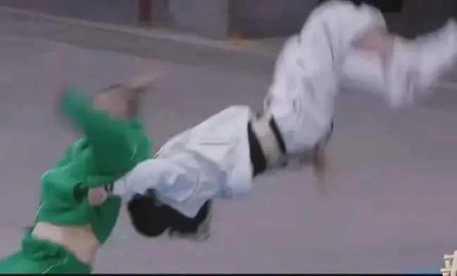 沈梦辰腰椎受伤上热搜 身体有这些症状可能是腰椎报警信号