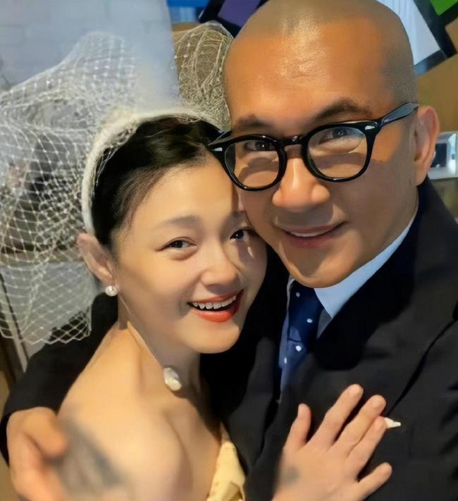 网友晒大s具俊晔半年前合照大s笑容灿烂仿佛回到了年轻模样