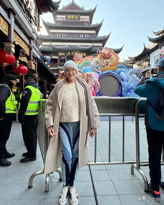 马斯克母亲逛上海豫园 分享中国新年瞬间马斯克亲切互动