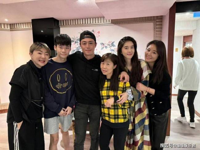 霍建华李凯馨亲密合照，两人手搭肩膀贴脸依偎引争议