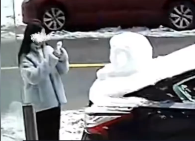 车主在车上堆雪人 女子拍照后踢坏