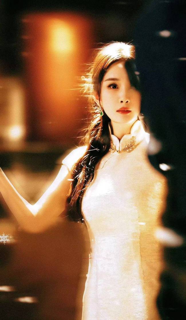 杨幂穿旗袍撑伞 新中式旗袍惊艳全场