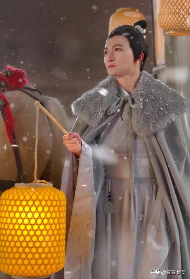 周深在河南春晚疯狂变装 一首歌换4套造型化身簪花郎