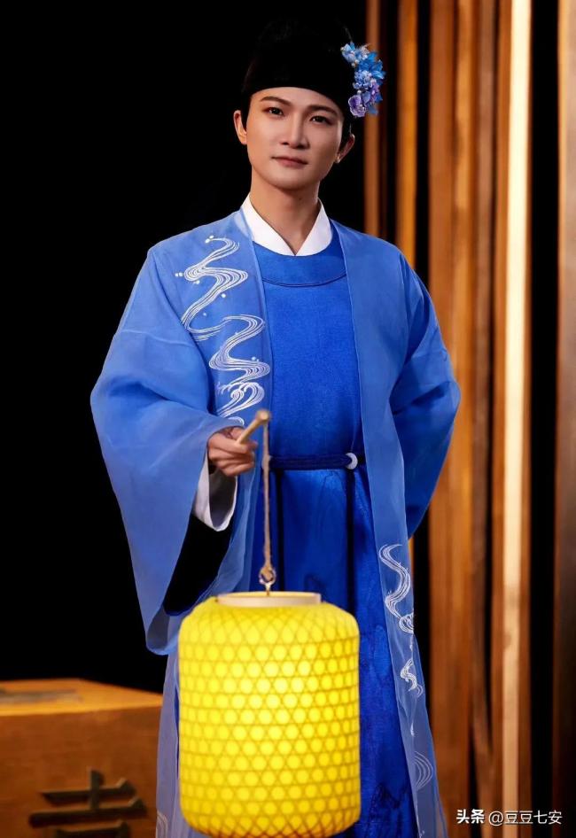 周深河南春晚的古装照#河南春晚炸裂##春晚戏装好看吗#相关报道:不少