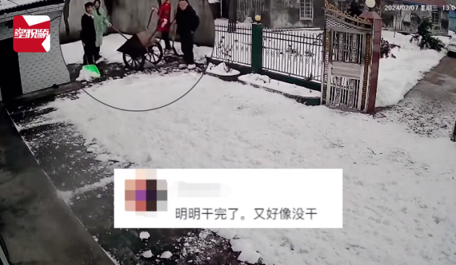 一家人刚扫完院里的雪 下一秒白干
