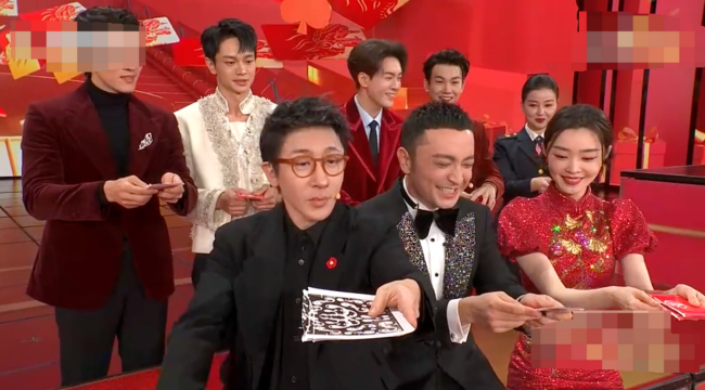 春晚刘谦再现见证奇迹的时刻，现场上演扑克大洗牌