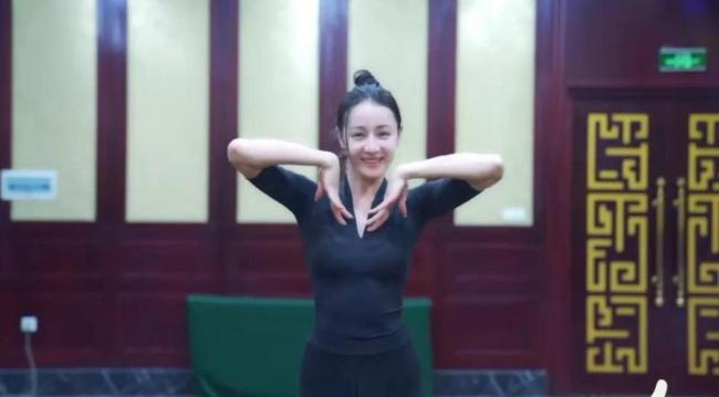 迪丽热巴素颜练舞也挡不住美貌，被惊艳到了
