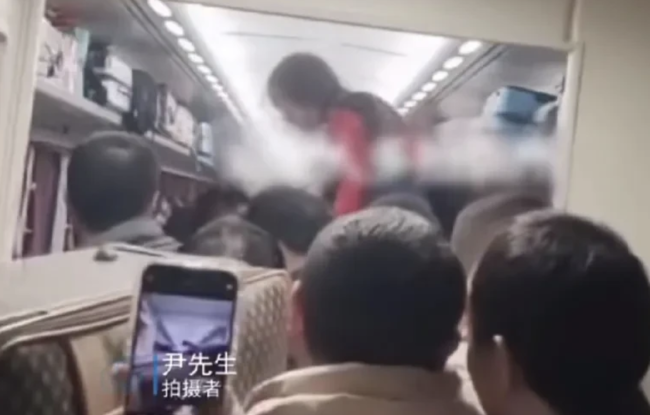 列车上乘客搭人梯“传”小朋友如厕