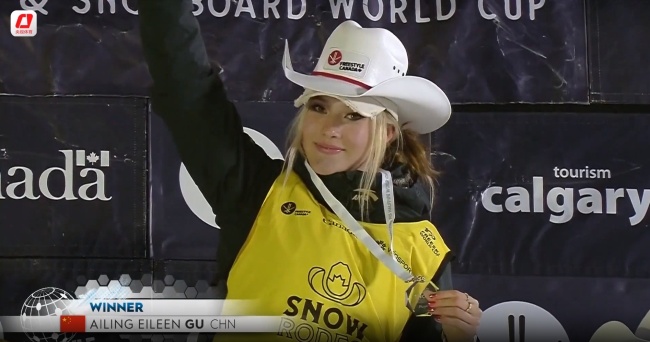 谷爱凌喜提本赛季U型场地总冠军水晶球奖杯