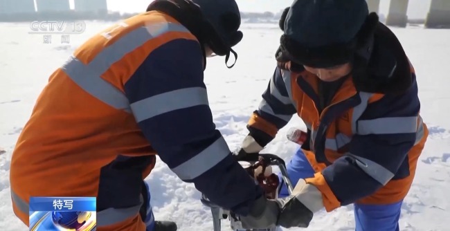 零下20多度 凿冰守护中欧班列的铁路工人
