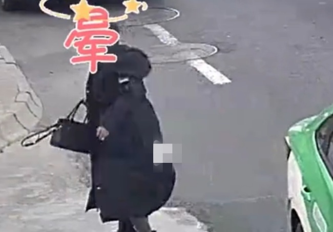 醉酒女子下车窜向路中间被车撞