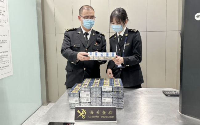 青岛胶东机场海关查获卷烟20条共计4000支