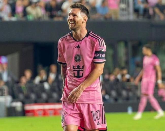 对手受伤倒地,梅西轻巧将其突破——有球迷为梅西精彩的过人,娴熟的