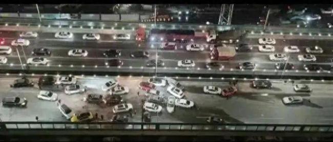 西安冻雨致数十辆车相撞 网友拍到高架桥成了溜冰场
