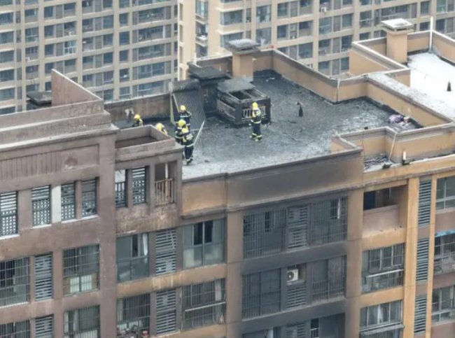 南京火灾初查系电动车停放处起火 小区超10层楼外立面焦黑