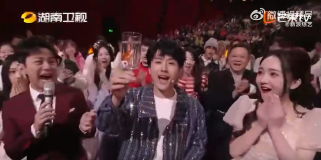 邓男子吐金鱼太炸裂