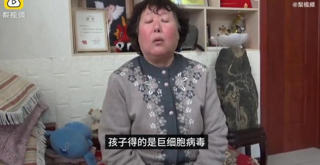 夫妻收养重病弃婴16年花费50万 靠上街乞讨和哭丧筹钱