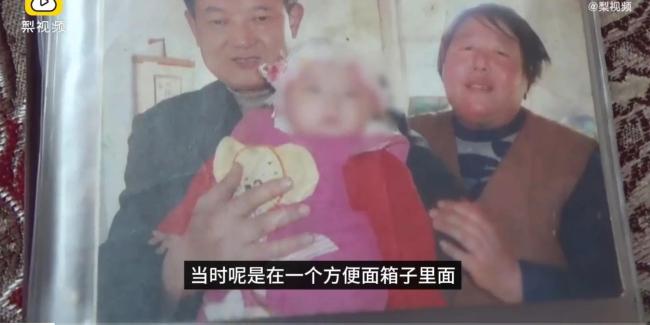 夫妻收养重病弃婴16年花费50万 靠上街乞讨和哭丧筹钱