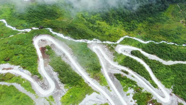 中国最后一个通公路的县墨脱县