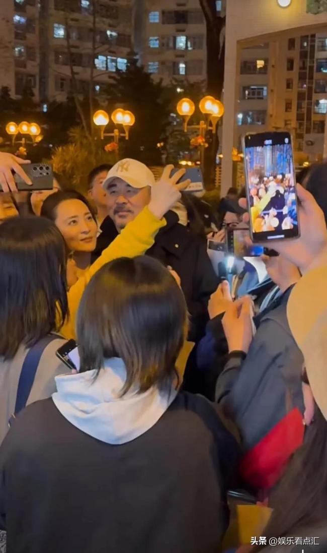 陈建斌搂蒋勤勤与路人合照：夫妻俩面带微笑相互依偎，十分亲昵