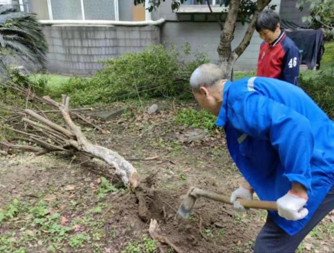 年过七旬的保洁夫妇辞别，小区业主捐款7000余元 当事人：好心业主帮找到新工作