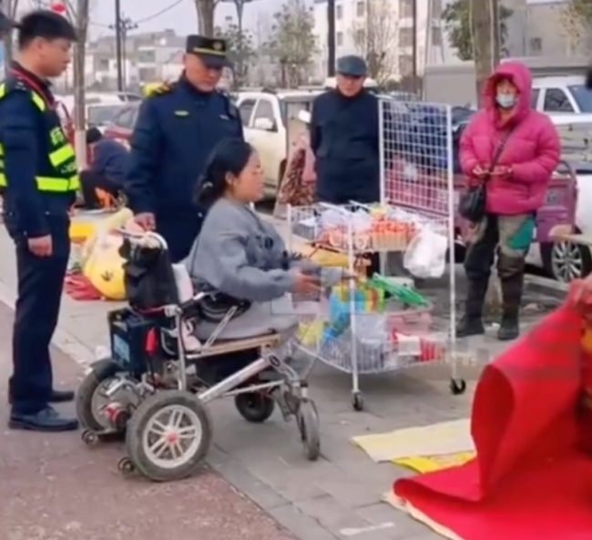 城管帮轮椅女孩换到人多的地方摆摊