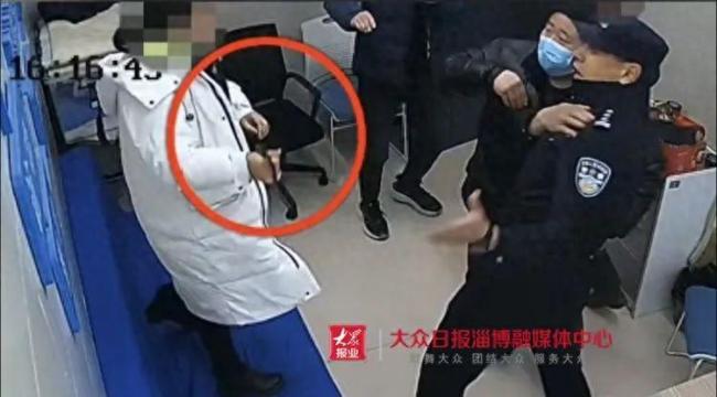 女子在警务站挥舞剪刀刺伤民警 事情还要从一起寻人求助说起