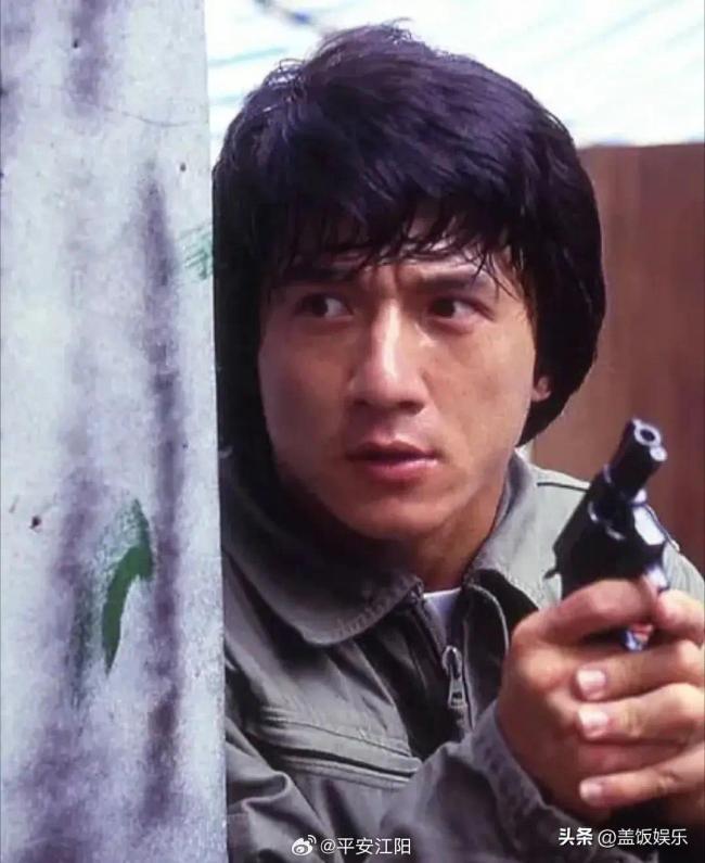 泪目成龙头发胡须都白了活动现场始终保持微笑与人交流