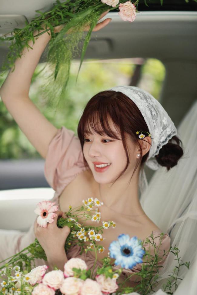 67赵露思穿裸粉色长裙配蕾丝头巾 化身田园公主清新甜美