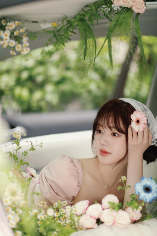 67赵露思穿裸粉色长裙配蕾丝头巾化身田园公主清新甜美2