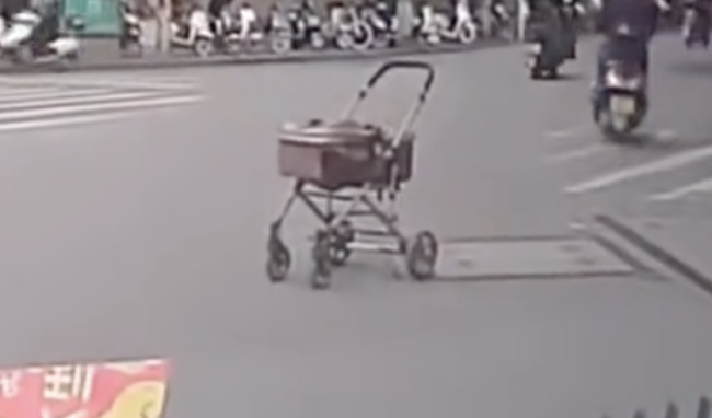 女子把婴儿车推到路上转身就走