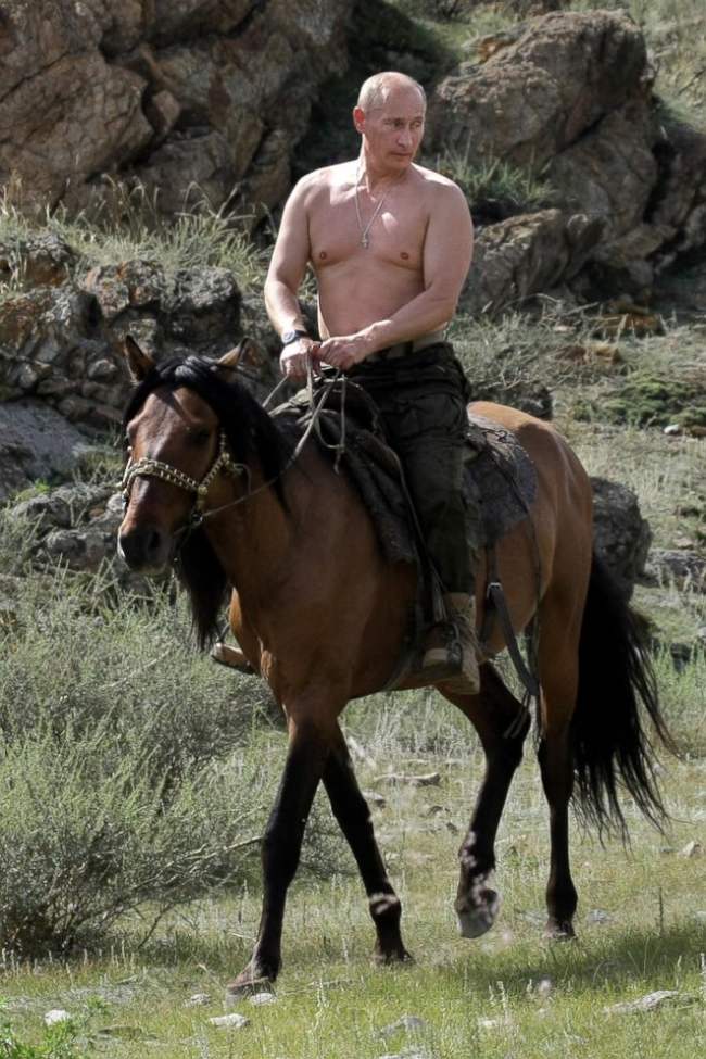 2009年8月3日，普京在西伯利亚南部度假时赤膊骑马 图自美国广播公司