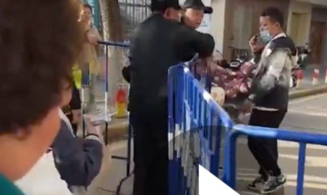 曝成龙剧组拍戏封路与居民起争执场面一度失控