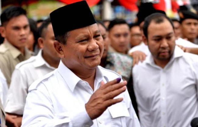 印尼当选总统普拉博沃从军界起家爱撸猫追剧