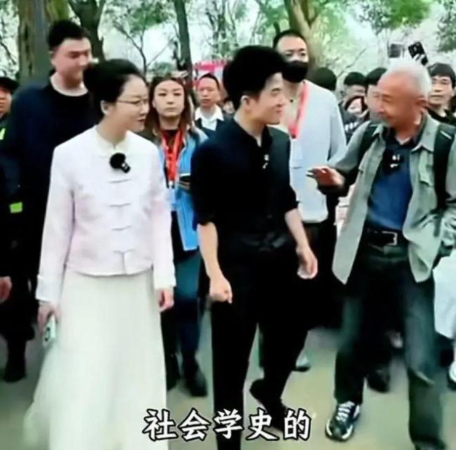 戴建业教授与董宇辉同游东湖还催婚，在线呼唤李厅长安排找翠花