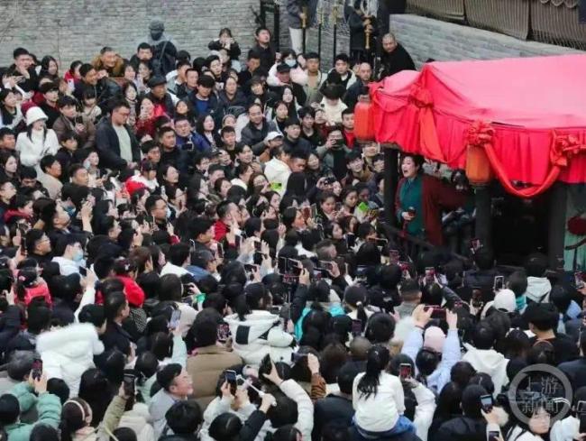 游客冒雨看开封王婆说媒 网友：全国巡演，求求了，杭州孩子急需