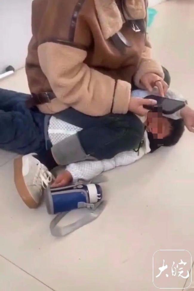 遭幼师殴打男童父母在外打工 官方回应：涉事人员被开除