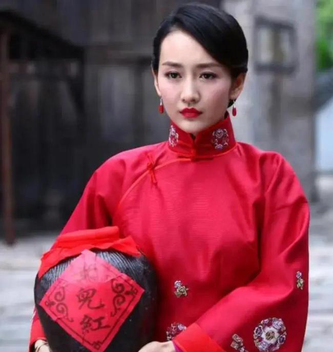 王鸥产后首次公开露面现身机场 短发新造型身材臃肿__