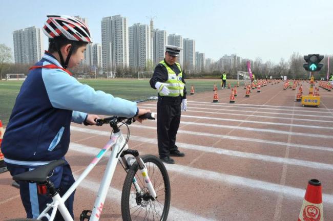 淄博一所中学推出“自行车驾驶证” ！首批45名学生持证骑车