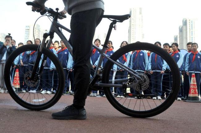 淄博一所中学推出“自行车驾驶证” ！首批45名学生持证骑车
