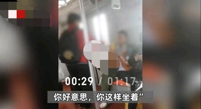 上海地铁上一小伙坐爱心座拒让老人：我买票了