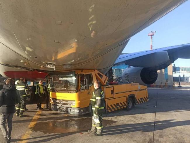 俄羅斯一飛機與運水罐車發生碰撞 機上無乘客傷亡
